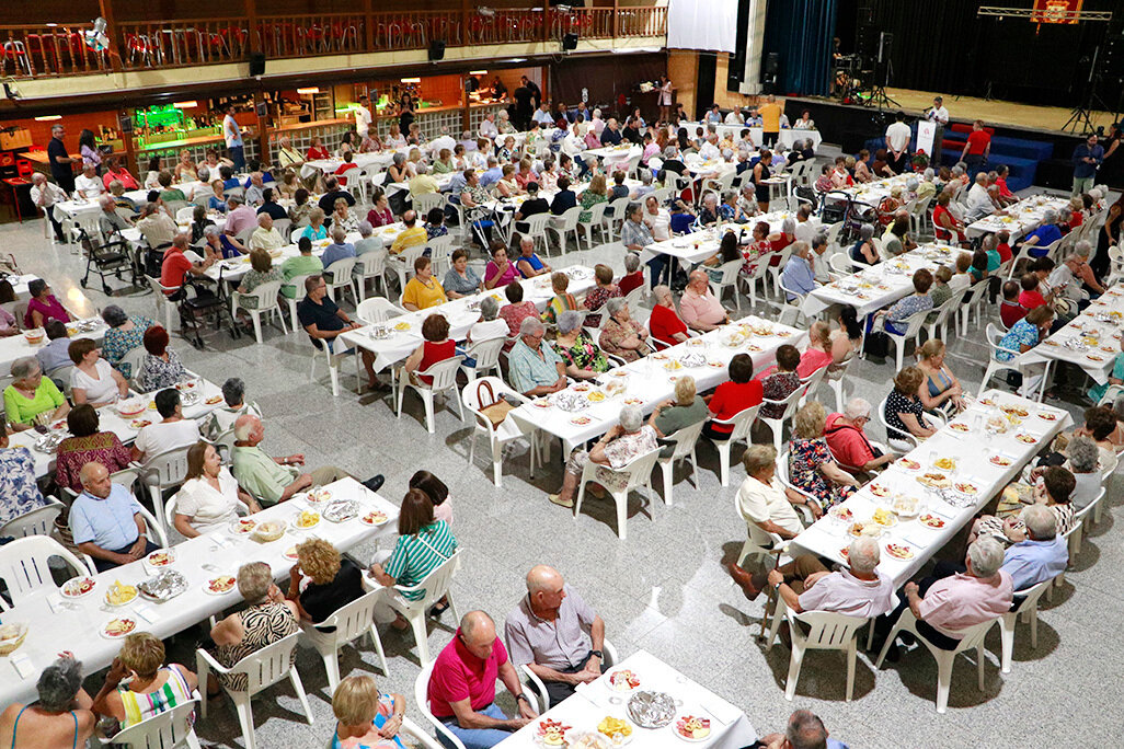Panorámica del Centro Cultural, que reunió a cerca de 400 personas para el homenaje y la merienda ofrecida por el Ayuntamiento