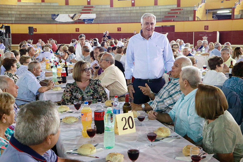El alcalde, José Lozano, saludando a los asistentes