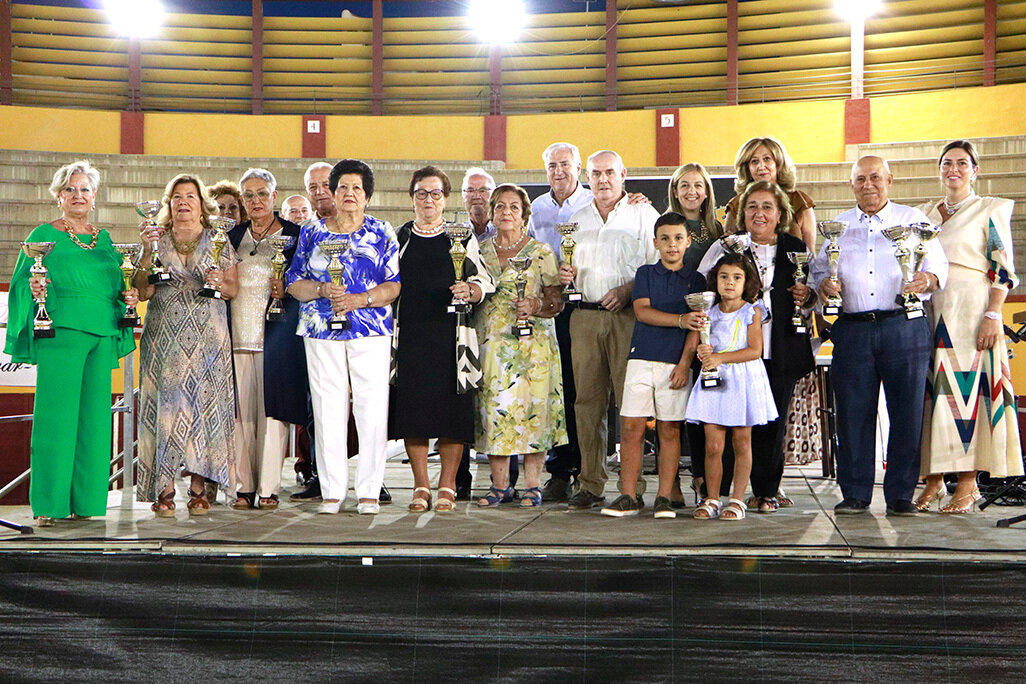 Posado con los ganadores de los torneos organizados por el Consejo de Mayores