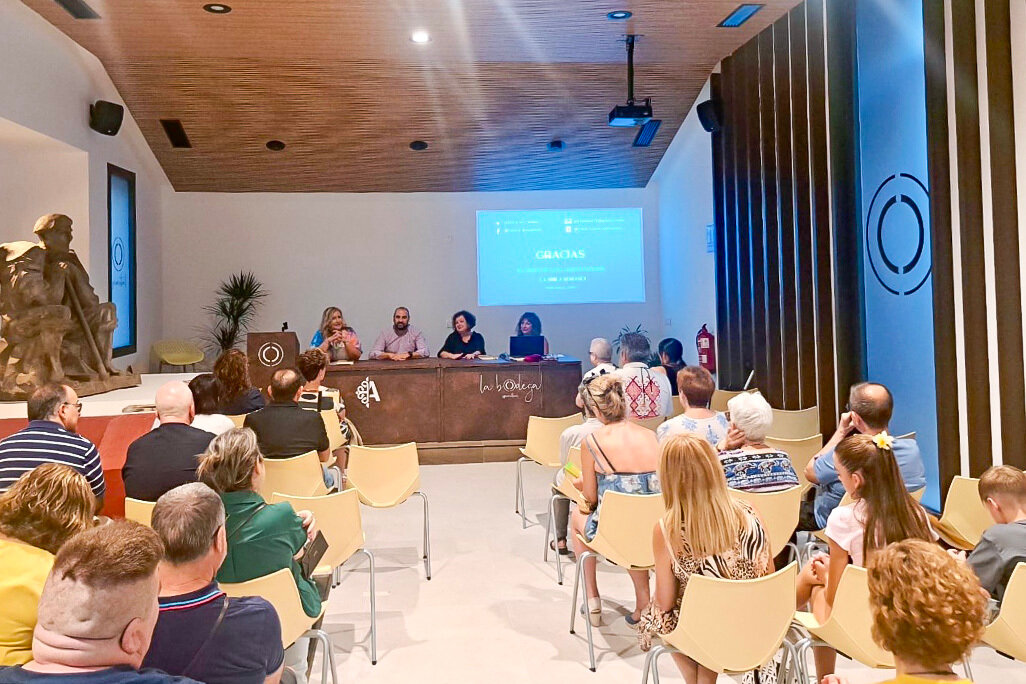 Panormámica de la sala de actos del Espacio Cultural _La Bodega_, durante la presentación de ayer tarde