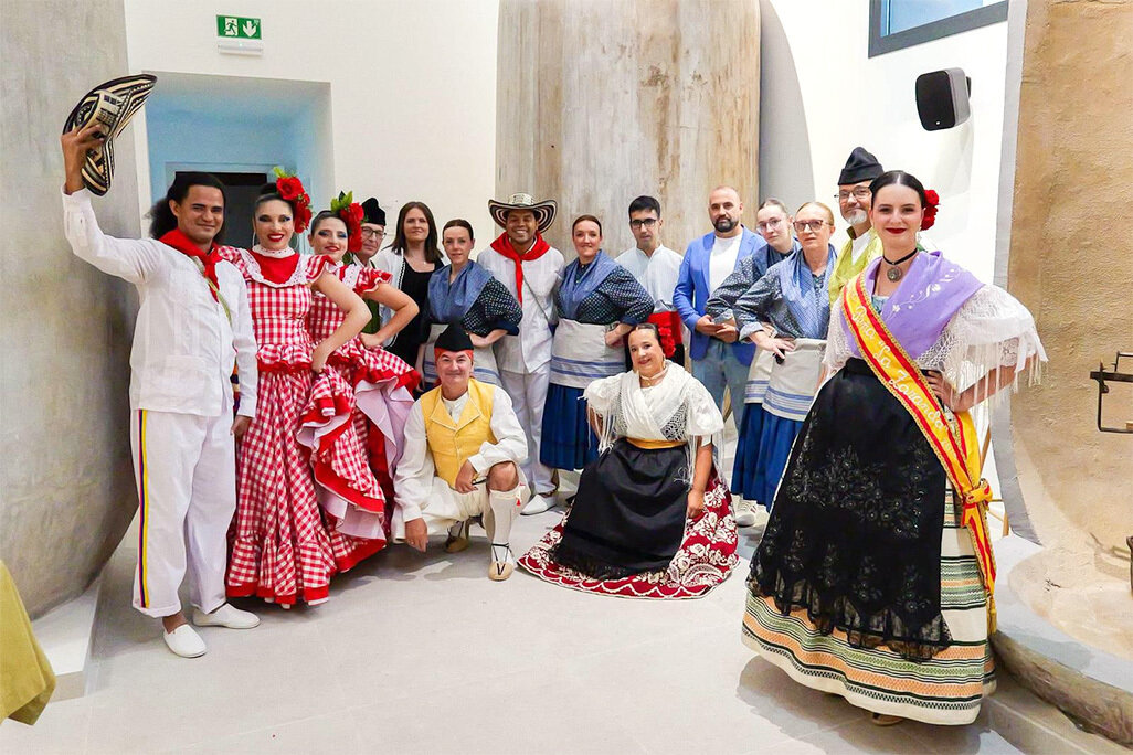 Recepción institucional previa con el alcalde y la edil de Cultura en el Espacio Cultural _La Bodega_