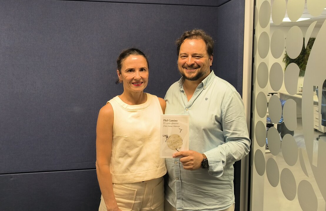 La escritora y editora de La Huerta Grande, Phil Camino con David Felipe Arranz