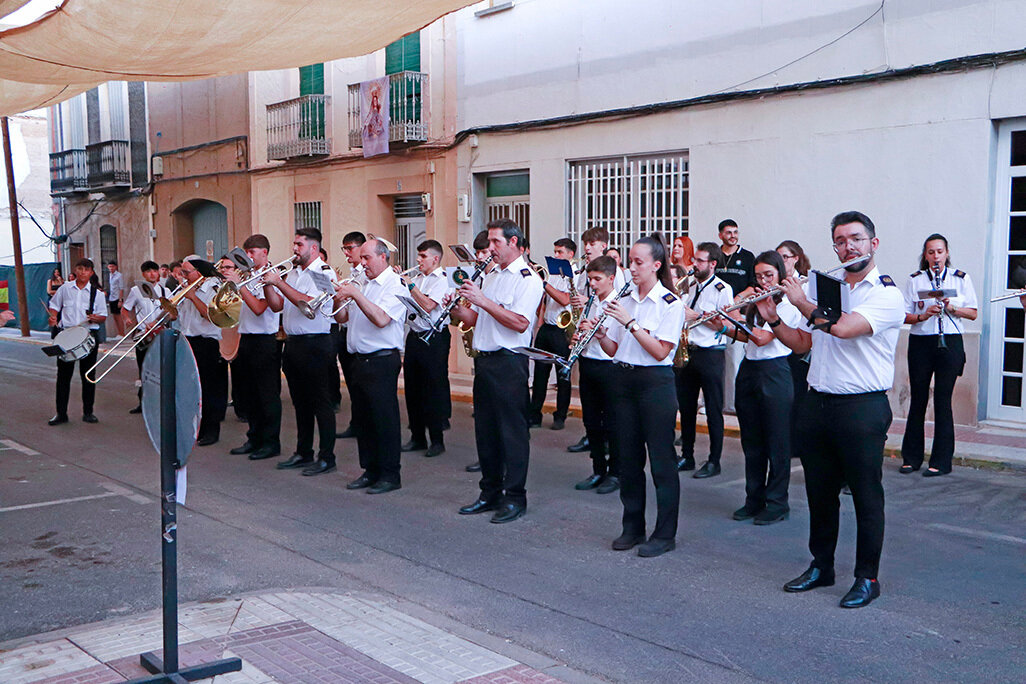 Integrantes de la Agrupación Musical de Argamasilla de Calatrava, al término del paseíllo hasta el Centro Cultural