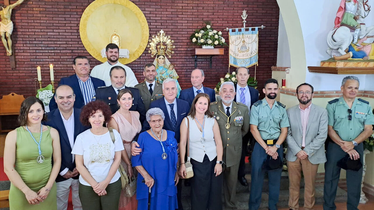 Posado de autoridades, ante la imagen de Nuestra Señora de la Estrella