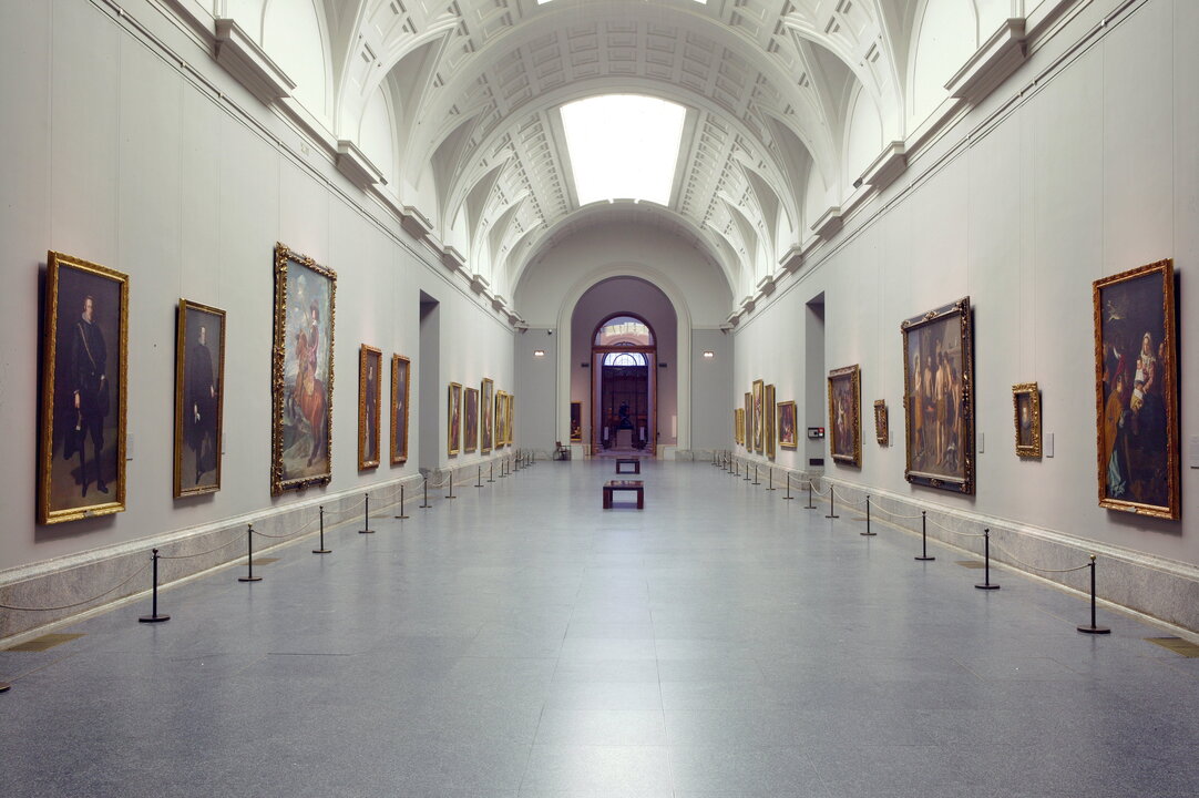 Vista de la Galería Central, 2004. Color gris cálido
