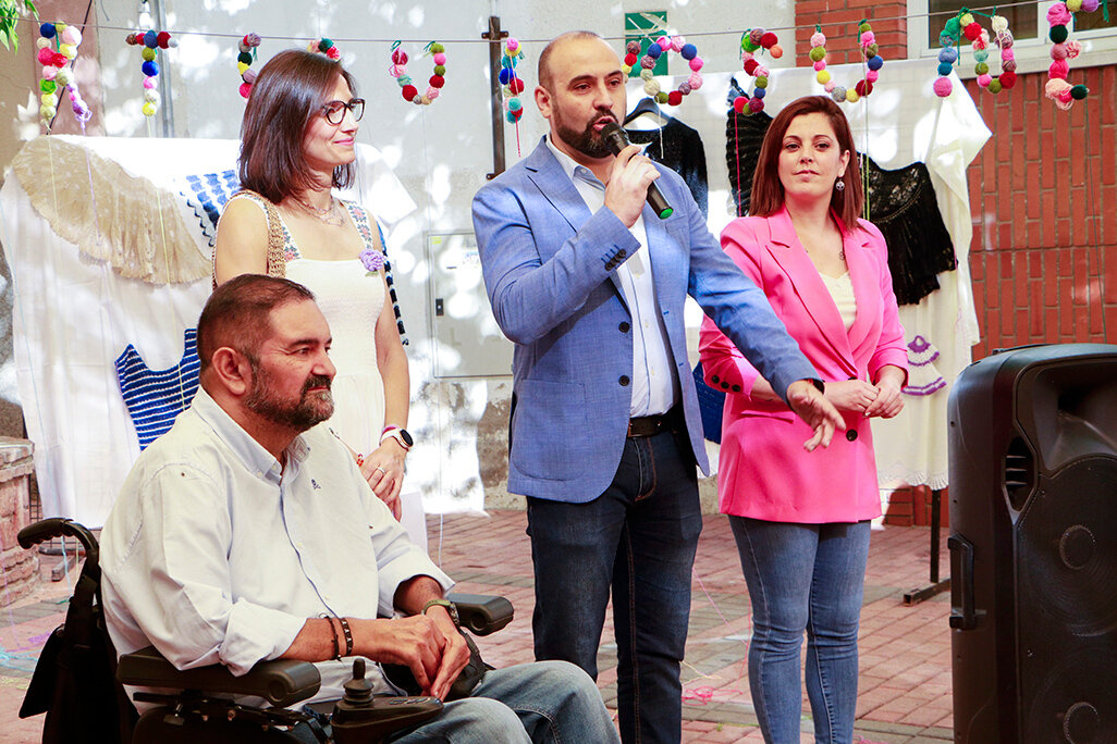 El alcalde, Jesús Ruiz, saluda a las personas participantes, junto a Yolanda de la Cruz, María Pliego y Sergio Gijón