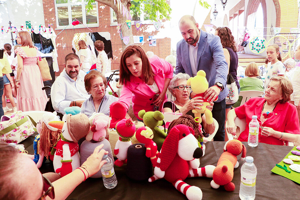 Las autoridades, admirando algunas de las creaciones hoy expuestas