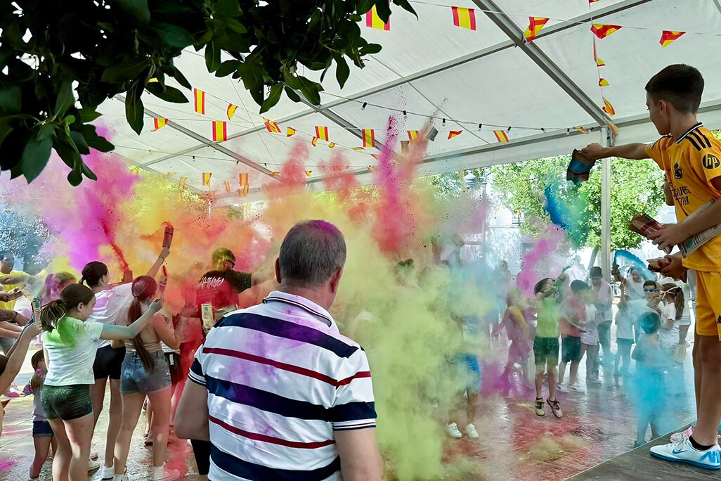 La colorida fiesta Holi - FUENTE Brazatortas Noticias