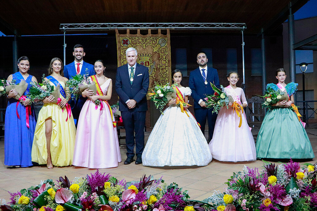 Alcalde y concejales, junto a las reinas y damas entrantes