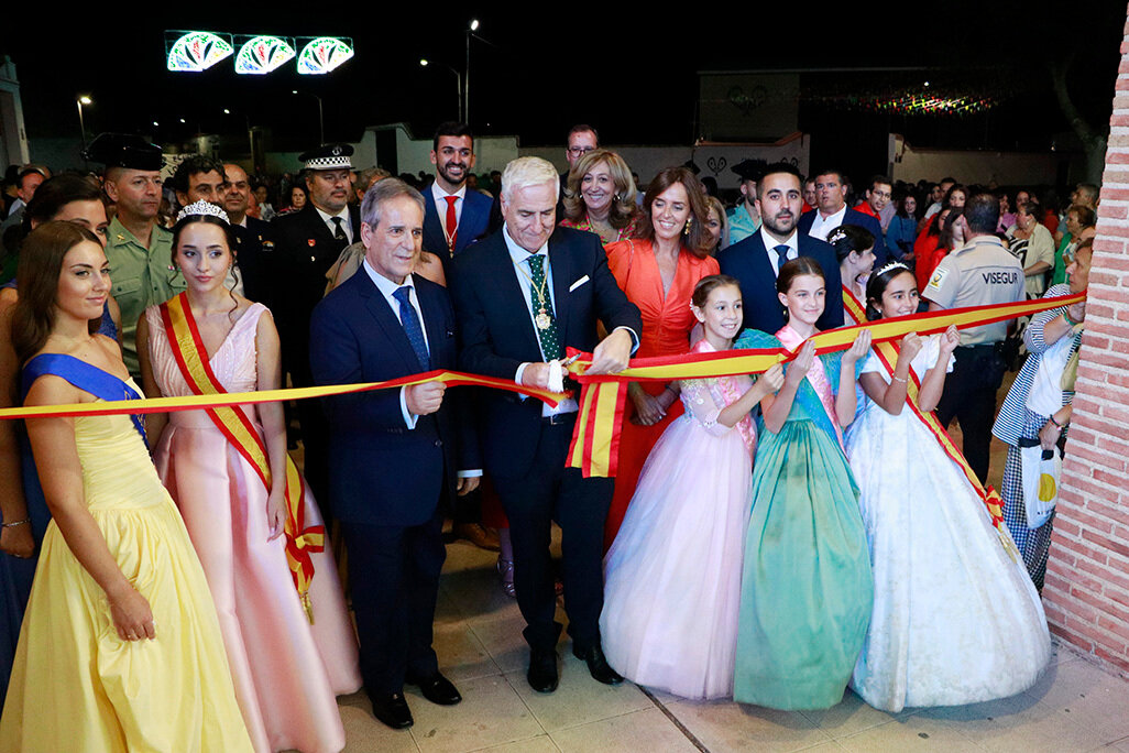 Corte de cinta en la entrada del Recinto Ferial