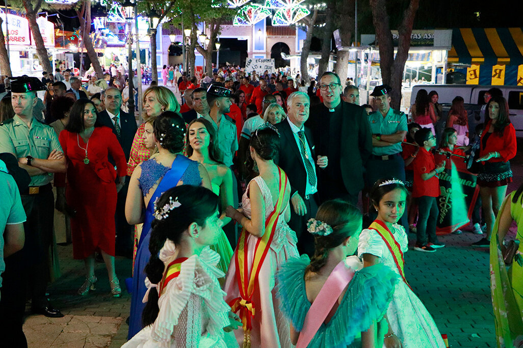 Esperando el inicio de los fuegos artificiales, pasada la una de la madrugada