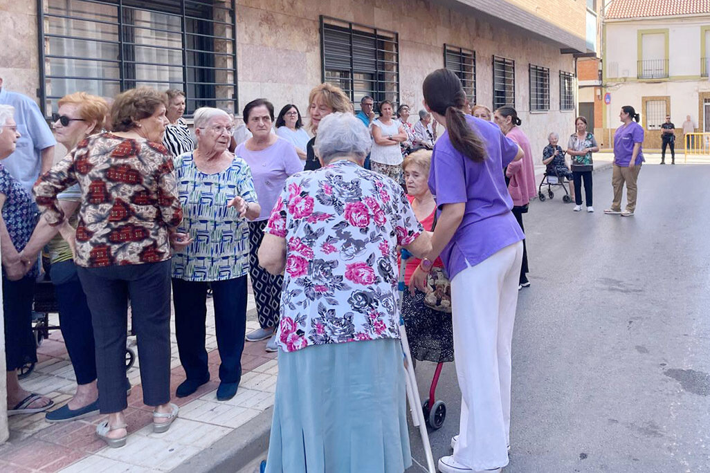 Las personas usuarias han sido dispuestas a lo largo de la calle