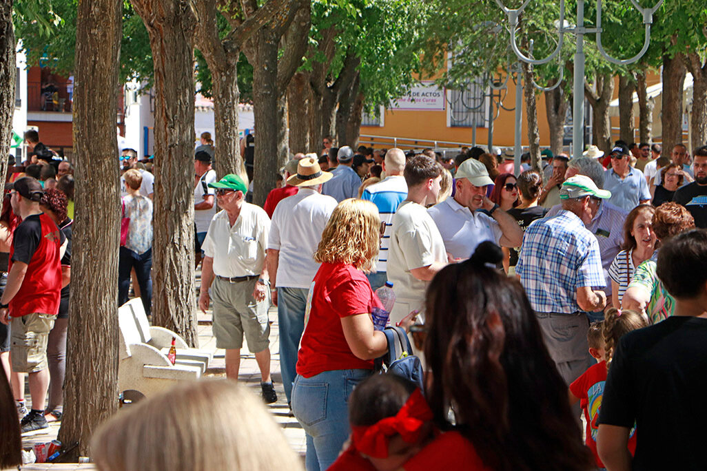 Panorámica de público en las popularmente conocidas como _Las Explanadas_ almodovareñas
