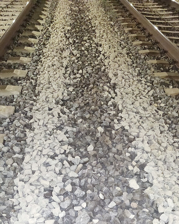 Detalle del nuevo balastro que se puso durante obras realizadas en las vías de alta velocidad dentro del túnel de _La Cotofía_