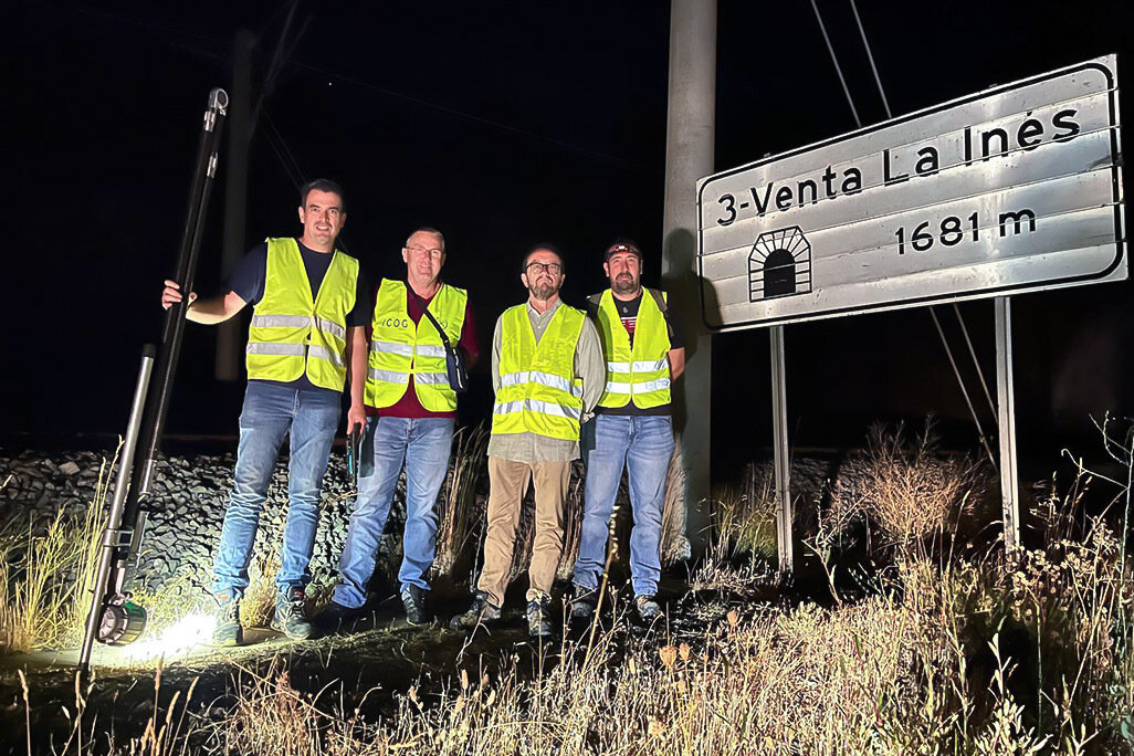 Junto a la señalización que marca el inicio del trazado del AVE bajo tierra