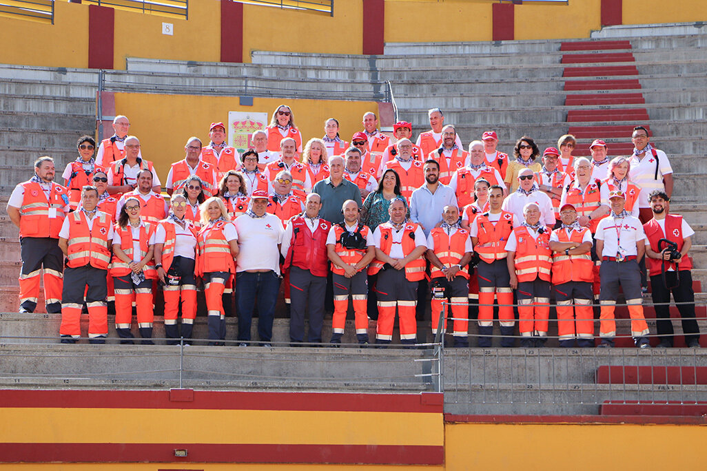 Posado de voluntariado, técnicos y responsables del dispositivo de Cruz Roja para este sábado, junto a autoridades locales