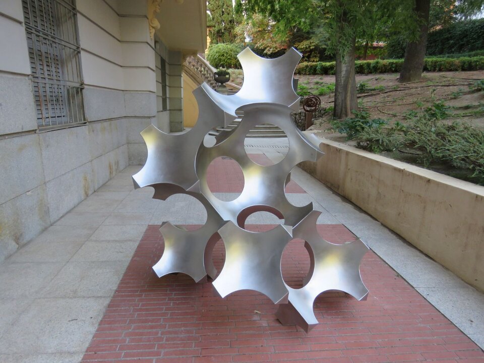 DIEGO CANOGAR. Gran biforma tetraforma, 2023. Acero inoxidable