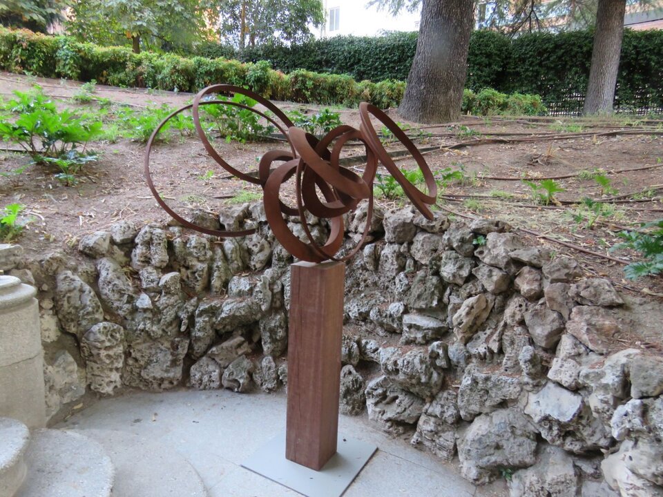 PIETER OBELS .A foolish arrangement, 2024 .Acero corten sobre soporte de madera
