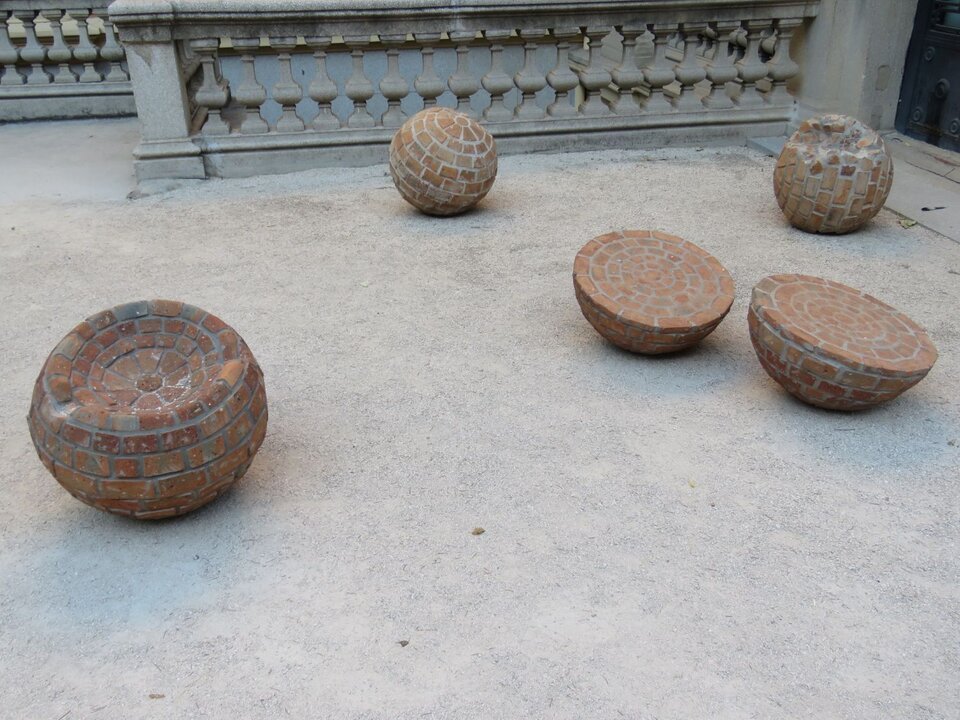 FREDY ALZATE. Entropia II. De la serie Teoremas, 2022 – 2023. Resina, fibra de vidrio, ladrillo y cemento