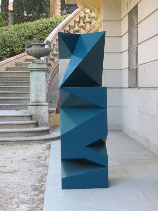 ALDO CHAPARRO. Column, 2025. Acero y pintura para automóviles BMW