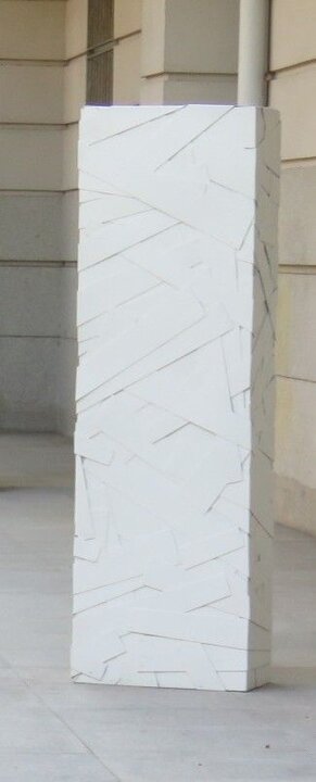 Ricardo Cárdenas. Columna 3 blanca, 2017. Ensamble aluminio pintado