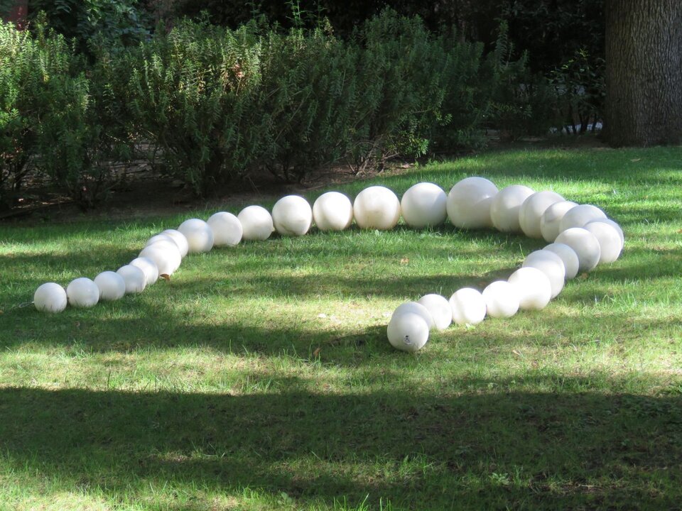 MONIQUE BASTIAANS Lunes, miércoles y por las noches, 2007 Alabastro y cable de acero