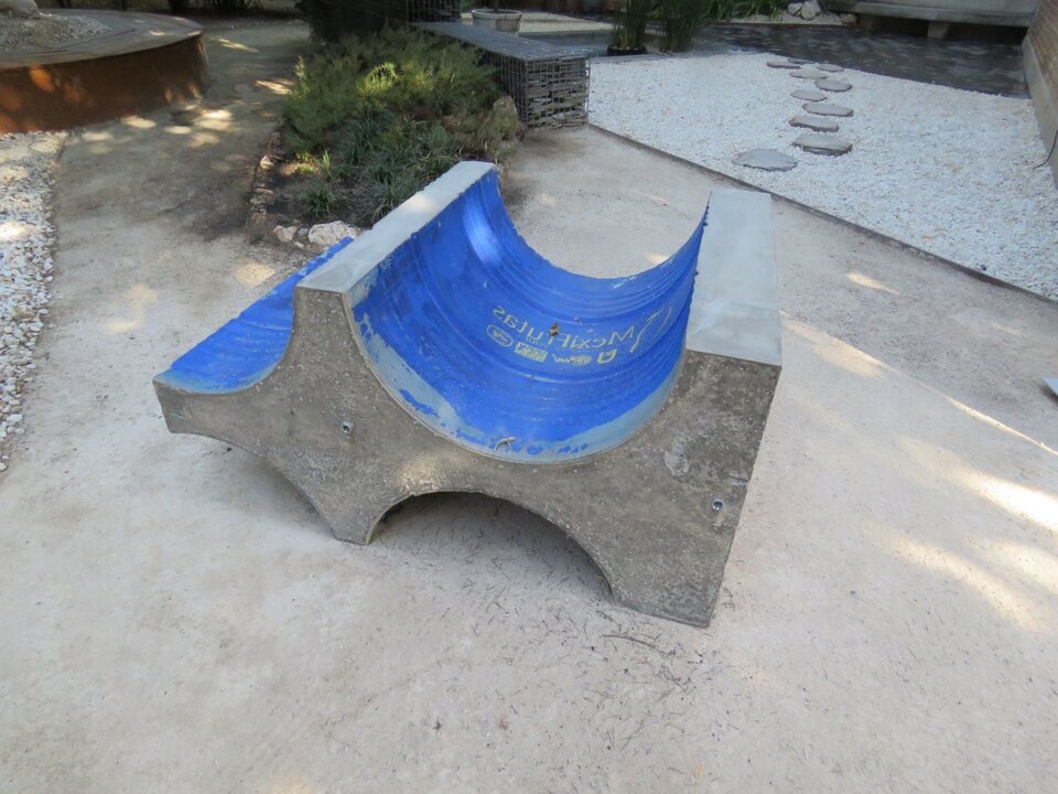 JUNE CRESPO .Core, 2022 Hormigón armado y pintura