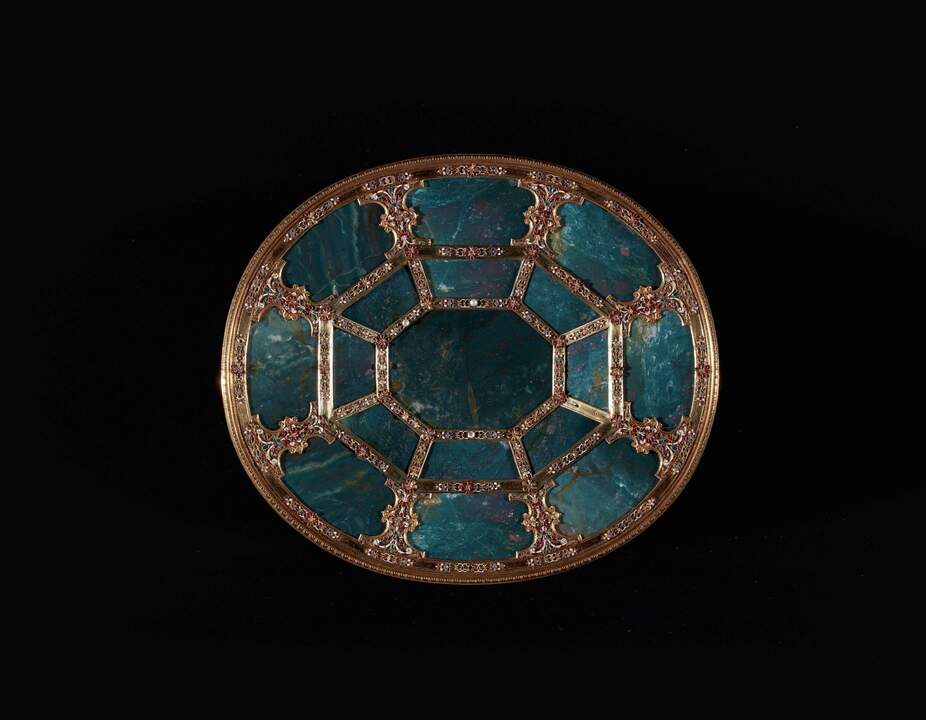 Bandeja oval de heliotropo con retícula octogonal. Taller de los Miseroni. Esmalte, heliotropo, oro, perlas, plata dorada y latón, 6,2 x 43,6 x 37,7 cm; Peso: 3658 gr. Hacia 1610