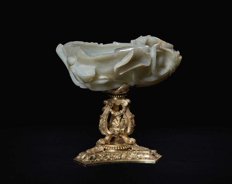 Vaso oriental de jade con pie de plata dorada. Taller de la Dinastía Ching; Debourg, Michel Plata dorada y jade nefrita, 19,8 x 21,5 x 14,7 cm; Peso: 2346 gr. Siglo XVII (Vaso); 1684 - 1687 (Guarnición)