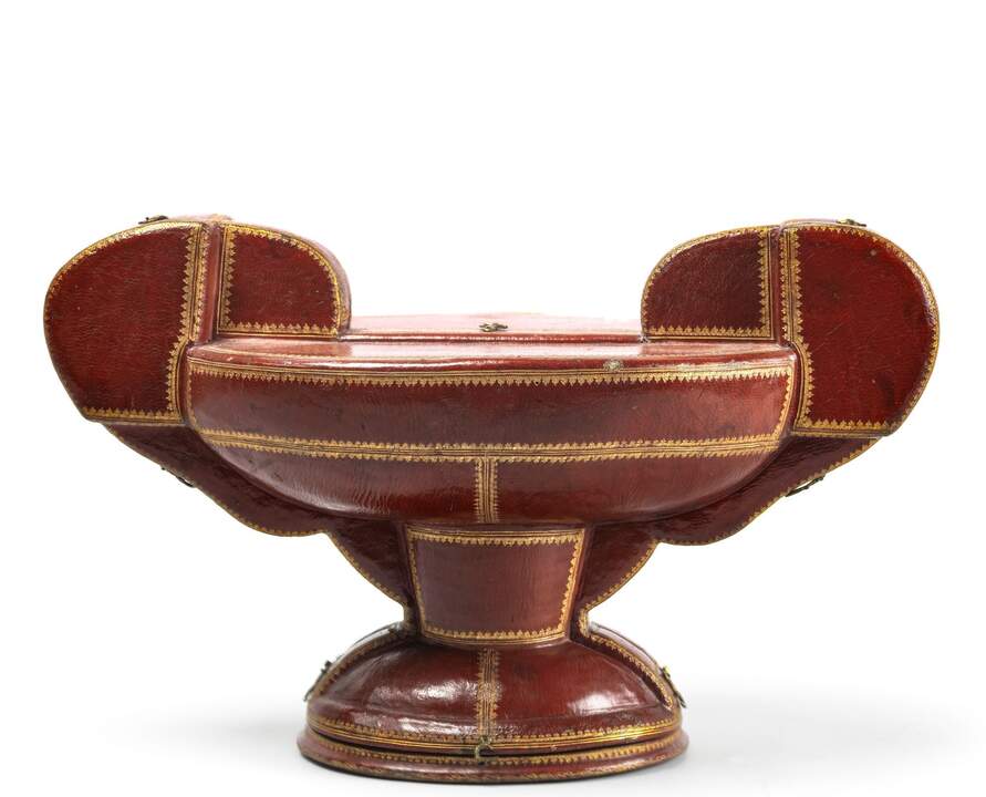 Estuche para taza de lapislázuli con dragones y niño. Anónimo. Cuero, madera, metal y terciopelo, 26,5 x 42,8 x 24 cm; Peso: 1589 gr. Siglo XVII