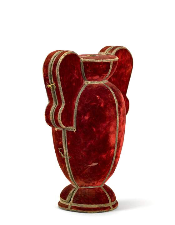 Estuche para jarra de cristal con asas en forma de cartones y decoración de rosas. Anónimo. Cuero, madera, metal y terciopelo, 29 x 21 x 12 cm; Peso: 654 gr. Siglos XVI - XVII