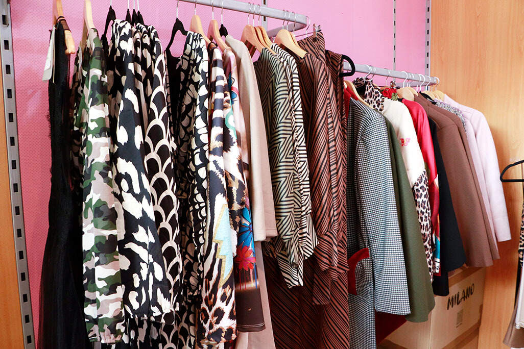 Otra de las zonas de exposición de moda de Tu Outlet