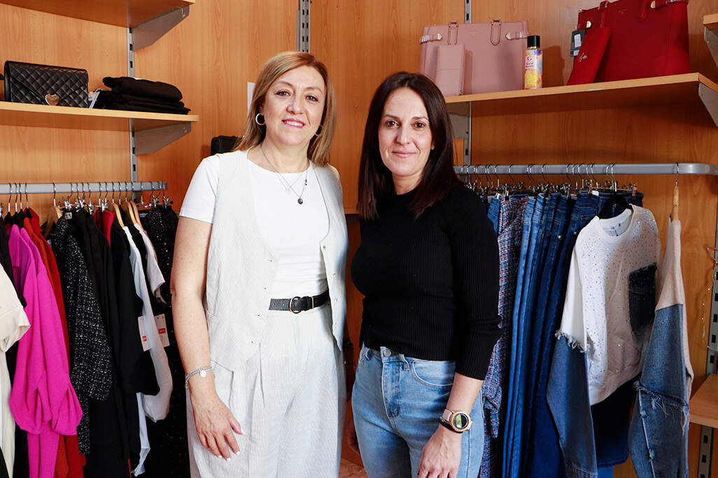 Tamara Trapero, a la derecha, junto a a edil Ana Belén Sáez, en el interior de Tu Outfit