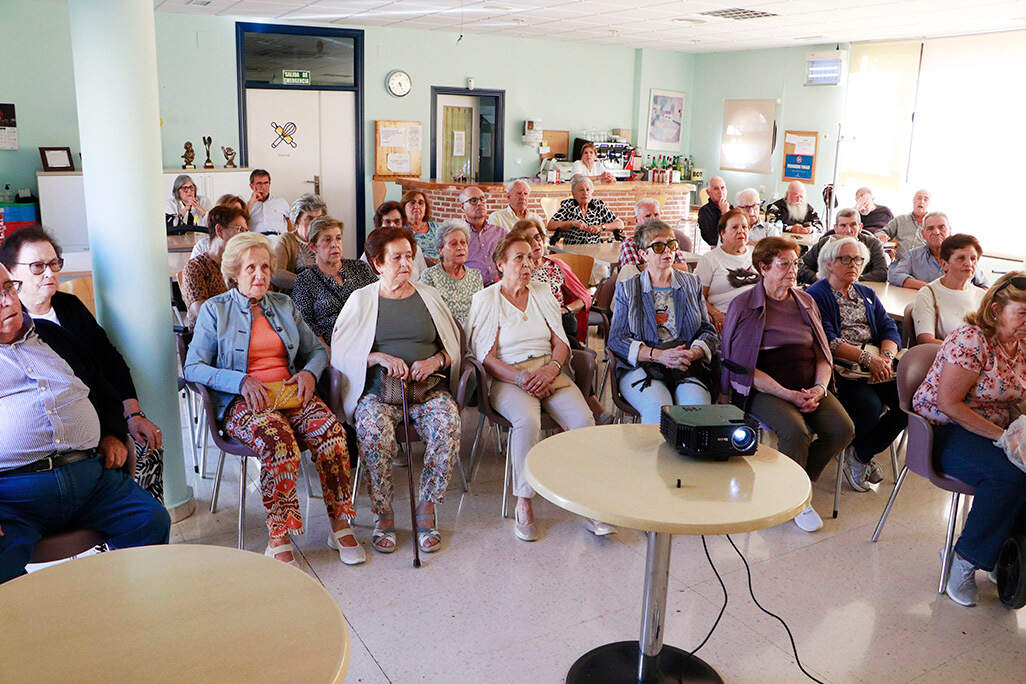 Asistentes a la charla sobre la luz celebrada esta tarde
