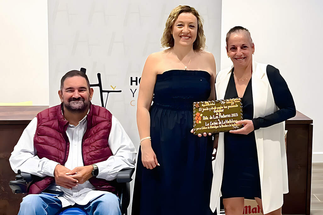 Roxana Escobar, junto a la edil Ana Belén Sáez y su compañero Sergio Gijón