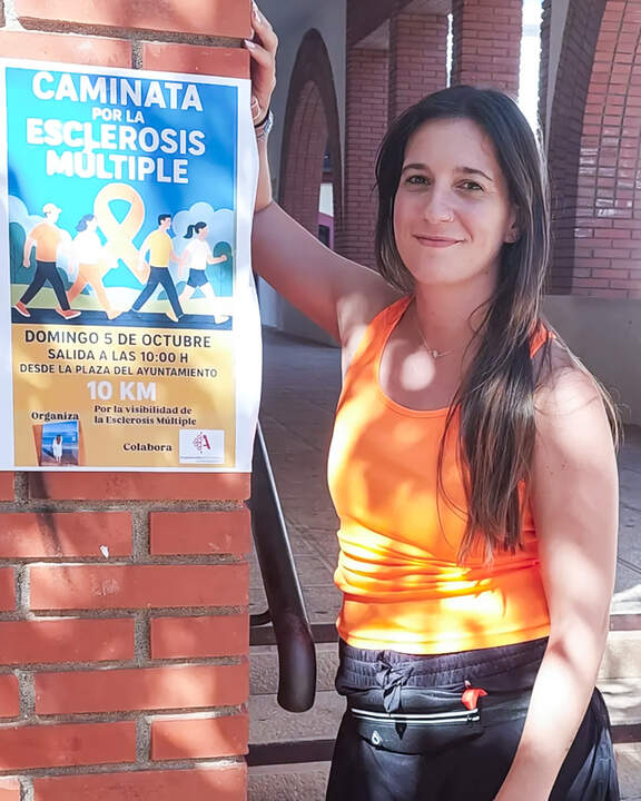 Rocío Córdoba, promotora de la caminata, junto al cartel de la cita