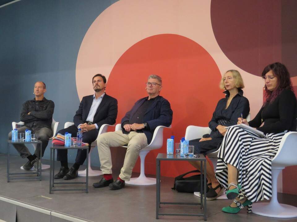 Rafael Giménez, socio director de Sold Out; Valerio Rocco, director del Círculo de Bellas Artes; Michel Lefebvre, comisario de la exposición; y Andrea Holzherr, directora global de exposiciones de Magnum Photos,  junto a la traductora e interprete María de Ancos Rivera