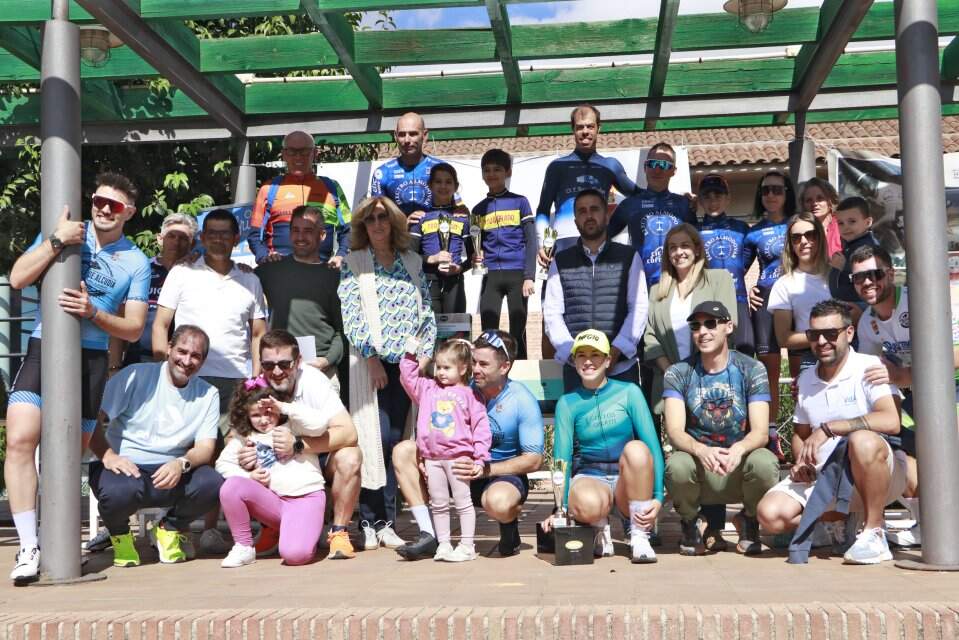 Foto de familia al término de la entrega de trofeos