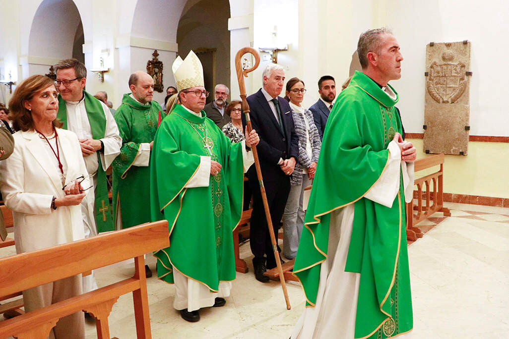 En el centro monseñor Abilio Martínez Varela, a su llegada al templo de la Virgen del Carmen