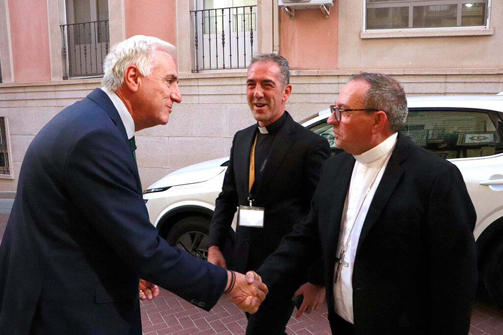José Lozano, en presencia del párroco Juan Carlos Torres, saluda al nuevo obispo de la Diócesis de Ciudad Real, a su llegada ayer a Almodóvar del Campo