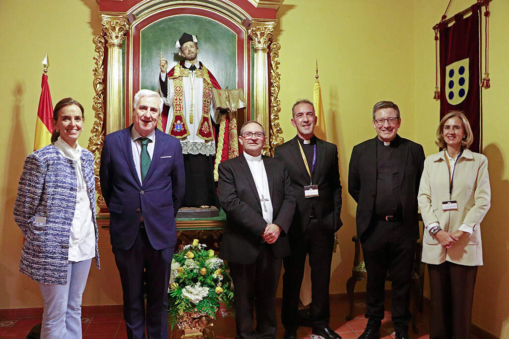 Junto al obispo, en uno de los espacios de la Casa Natal de San Juan de Ávila
