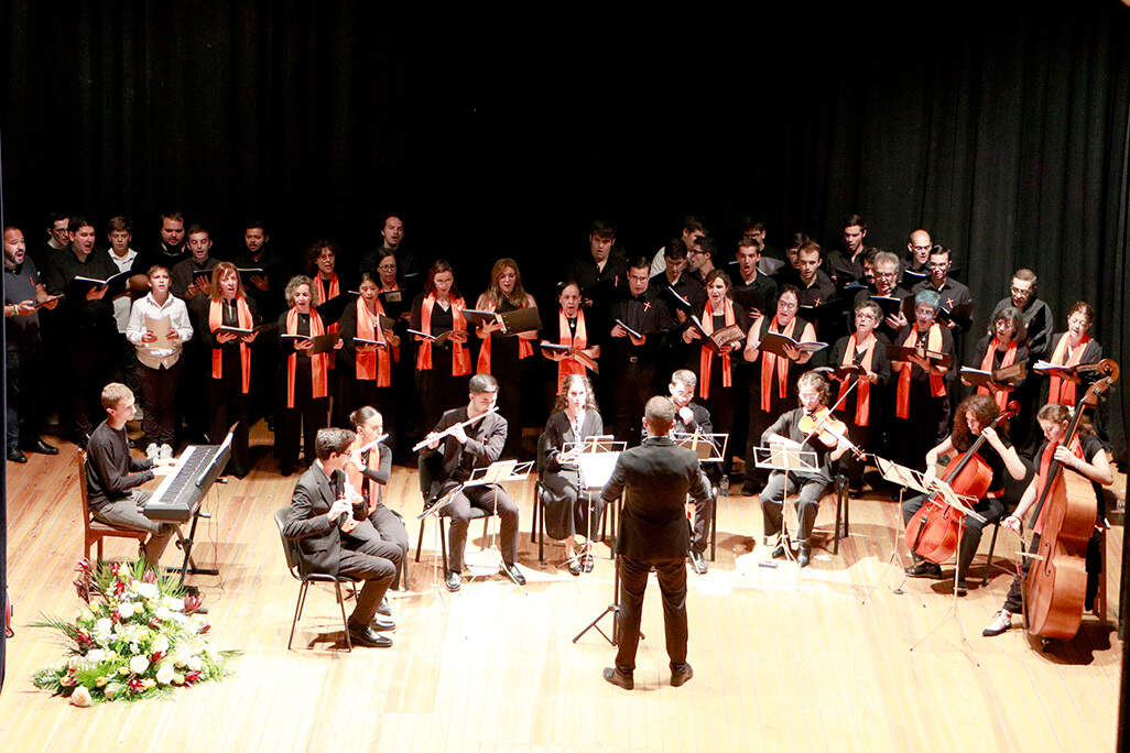 La Coral y Escolanía Diocesanas, en el Teatro Municipal y con un especial recuerdo a Saray, durante en el concierto de clausura del Congreso