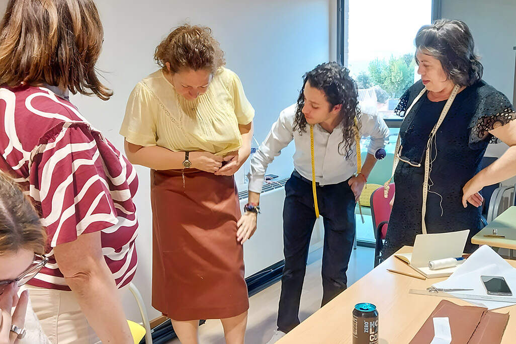 Alex Culebras, en el centro, comprobando una de las creaciones del taller por parte de participantes