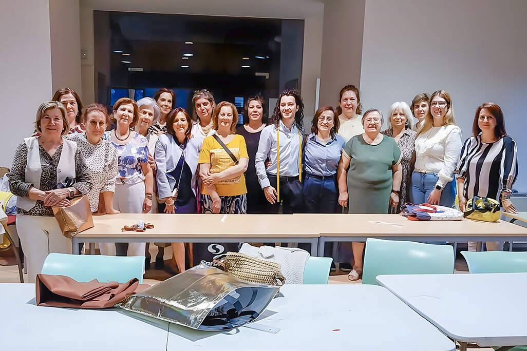 Posado de todas las personas participantes, junto al joven diseñador de moda Alex Culebras y  técnicas del Centro de la Mujer