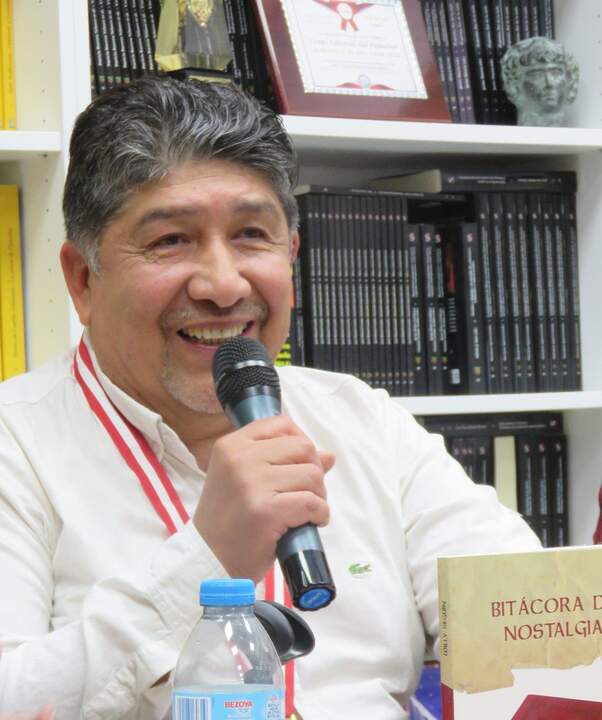 El directivo, escritor y musico peruano Wilfredo Francisco Seguín Pérez, recientemente galardonado