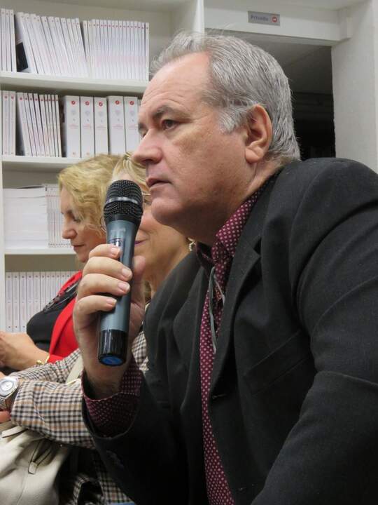 El escritor canario Álvaro Rodríguez Sicilia que intervino en el turno de preguntas durante el acto