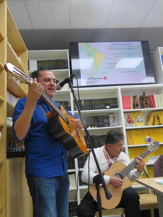 En primer término, el cantante Yair Flórez con Wilfredo Francisco Seguín Pérez, con la guitarra durante su primera actuación