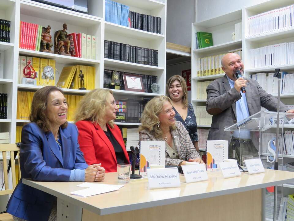 Mar Yáñez Alfageme , Ana Luengo, Diamantina Centeno, Rocío Hervías y Basilio Rodríguez Cañada