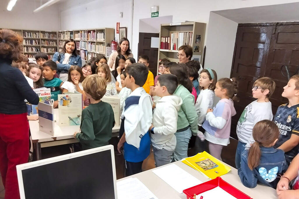 Grupo de escolares, visitando la Biblioteca Pública Municipal