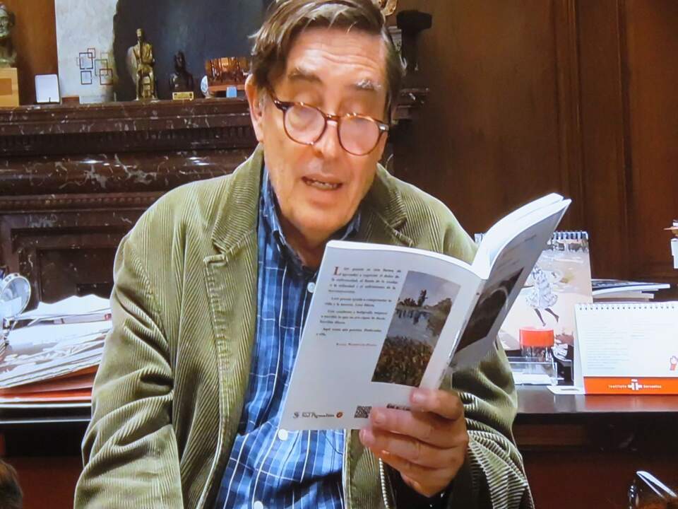 El director del Instituto Cervantes, Luis García Montero, no pudo asistir e intervino por videoconferencia leyendo un poema del libro presentado